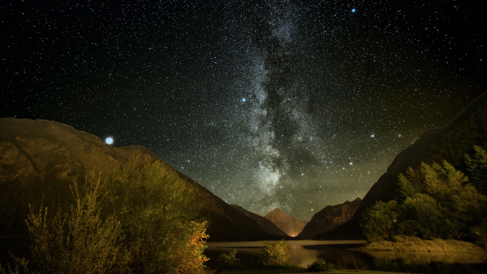 La Vía Láctea en la constelación del Águila desde el lago austríaco Plansee. Exposición de 50x60 segundos a ISO 1200, Júpiter a la izquierda. Foto: Marcus Schenk