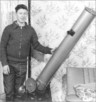 Barry Pemberton en 1961 con el primer telescopio que fabricó