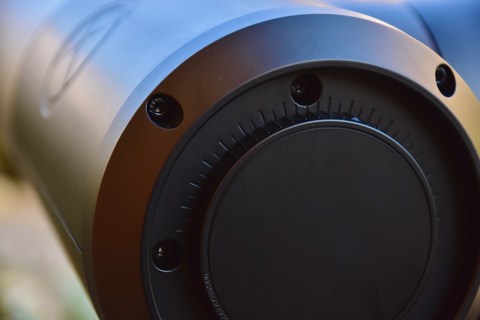 El eQuinox se puede ajustar mediante dos tornillos Torx situados junto a la rueda de enfoque.