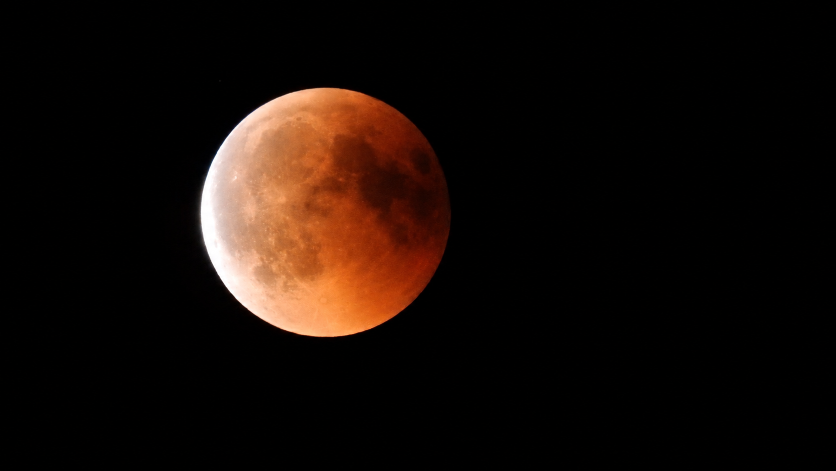 Imagen: El eclipse total de Luna del 27 de julio de 2018 al salir de la sombra central
