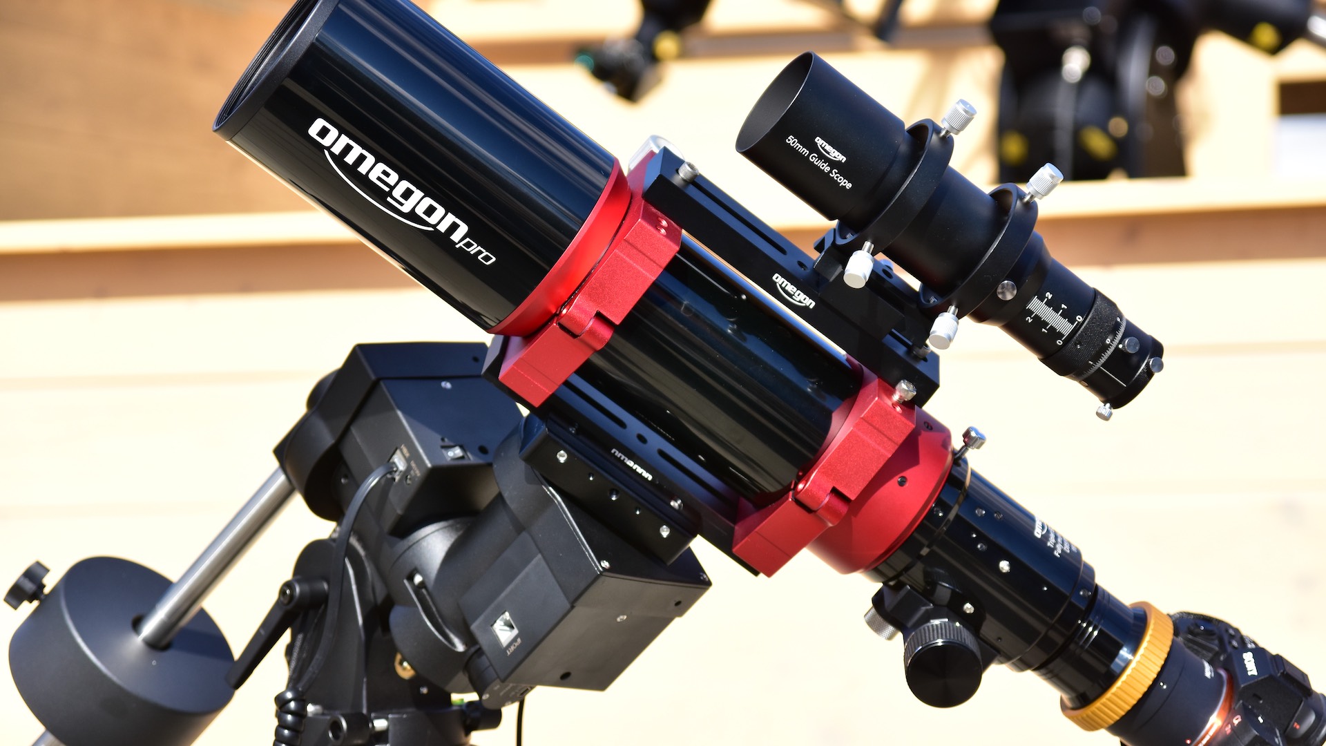 Refractor Omegon Pro 85/560 ED con montura iOptron CEM26 LiteRoc y telescopio guía montado adicionalmente
