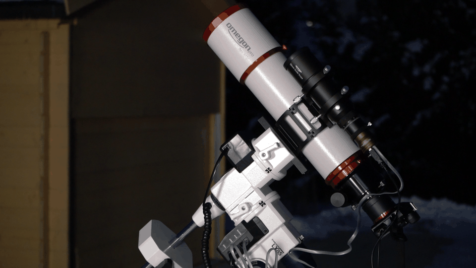 Este es el montaje de un equipo para fotografía del cielo profundo con telescopio guía, cámara de guiado y cámara principal