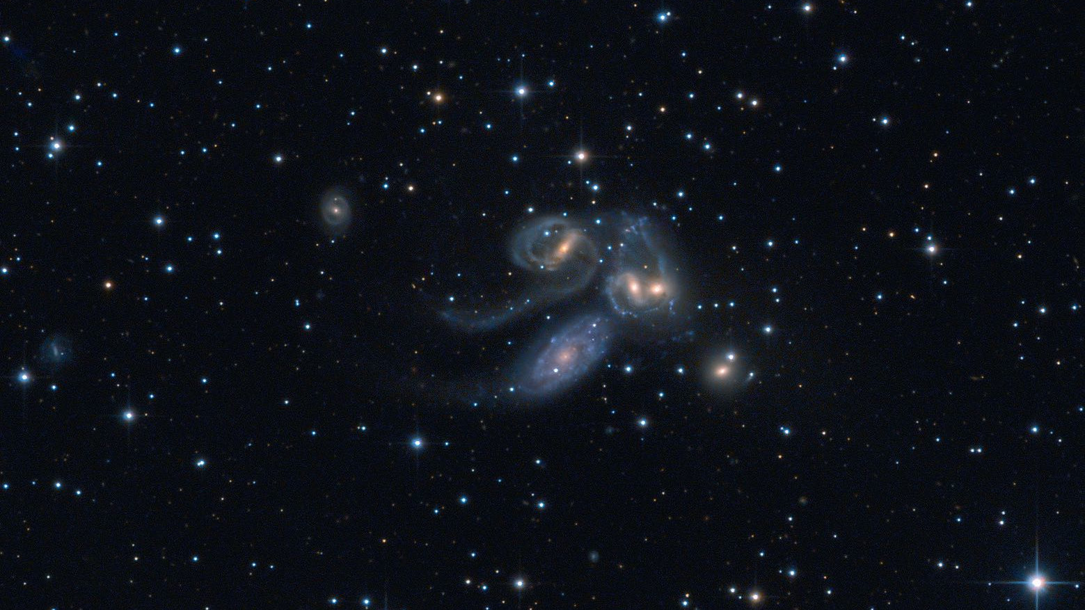 Quinteto de Stephan: NGC 7320C (arriba a la izquierda), NGC 7319, NGC 7318B y NGC 7318A y NGC 7217 (abajo a la derecha). NGC 7320 (abajo a la izquierda) no pertenece al grupo. Wolfgang Promper
