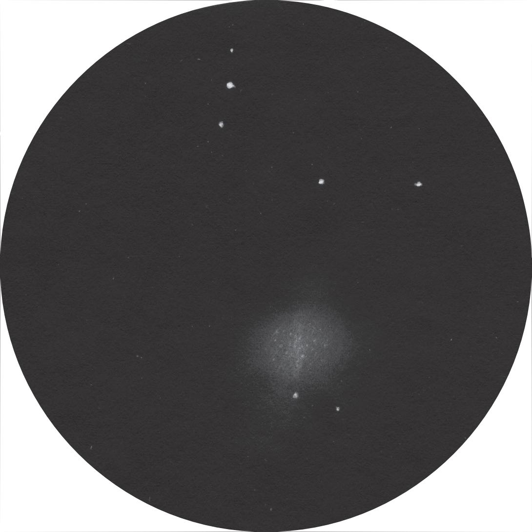 Así se ve este cúmulo globular con un telescopio pequeño de 70 mm a 56 aumentos. R. Stoyan