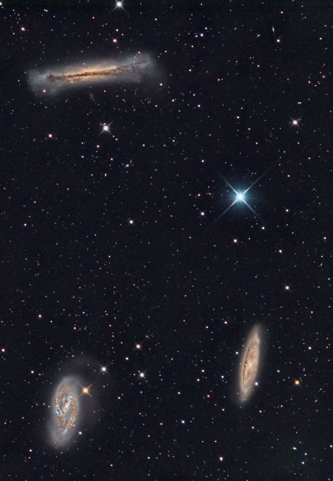 El Triplete de Leo: M66 abajo la izquierda, M65 a la derecha, NGC 3682 arriba (téngase en cuenta que los observadores no los verán tan brillantes desde la ciudad). Sven Junge