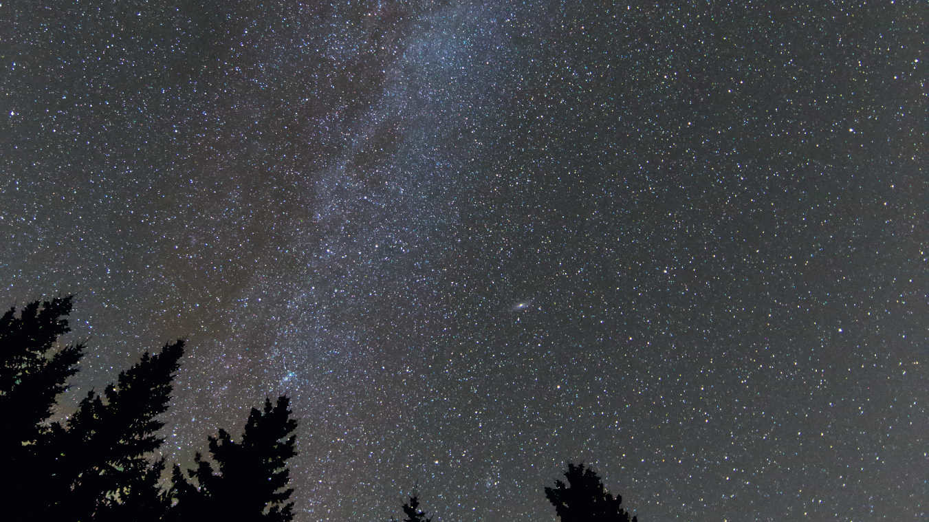 Captura de la Vía Láctea estival sobre la Selva Negra. La fotografía fue tomada con una cámara DSLR de formato completo Canon 6D con objetivo de 14 mm a f/2,8, ISO 6400 y tiempo de exposición de 20 s. U. Dittler
