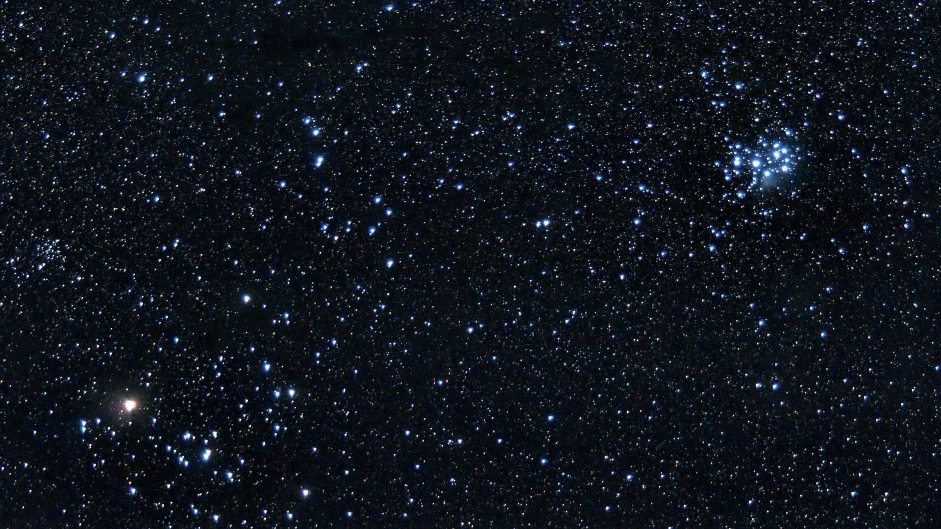 Las Pléyades (a la derecha en la imagen) y las Híades con Aldebarán (la estrella brillante de la izquierda) son el punto de partida para encontrar otros muchos cúmulos estelares en Tauro, como NGC 1647 (a la izquierda, sobre Aldebarán). Marcus Degenkolbe