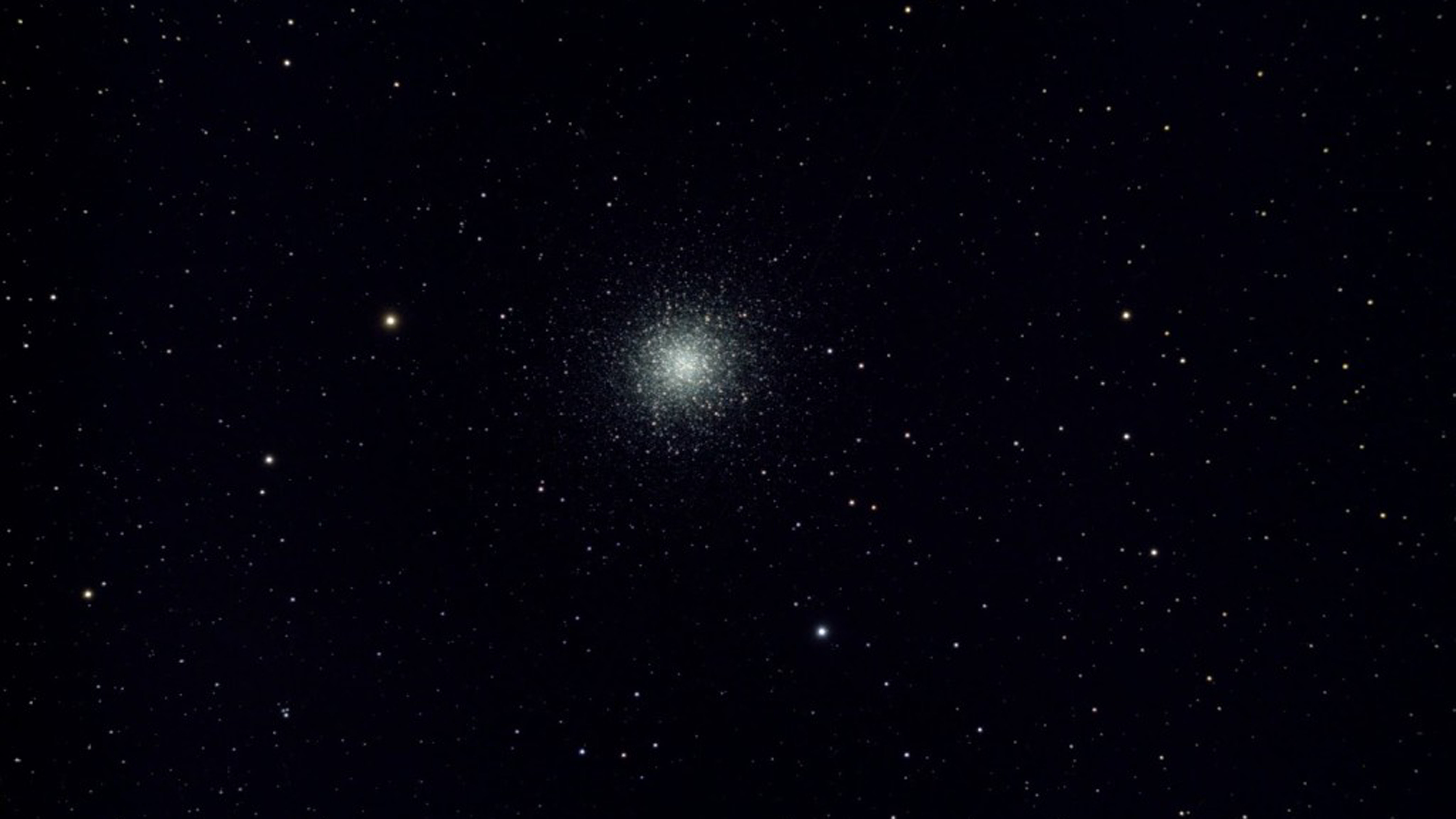 Cúmulo globular M13 capturado con un Skywatcher AP 120/900 EvoStar ED DS-Pro y una Canon EOS 700Da, autor: Stefan Taube.