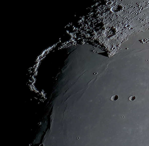 Los picos de los Montes Jura que se alzan de entre las sombras se iluminan durante varias horas. Rolf Hempel