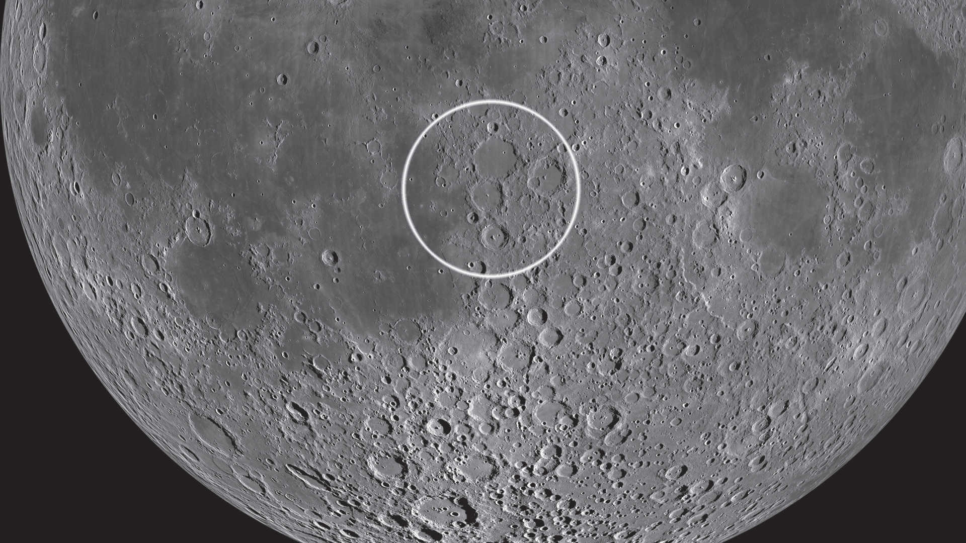 Los tres cráteres se encuentran casi en el centro de la Luna. NASA/GSFC/Universidad Estatal de Arizona