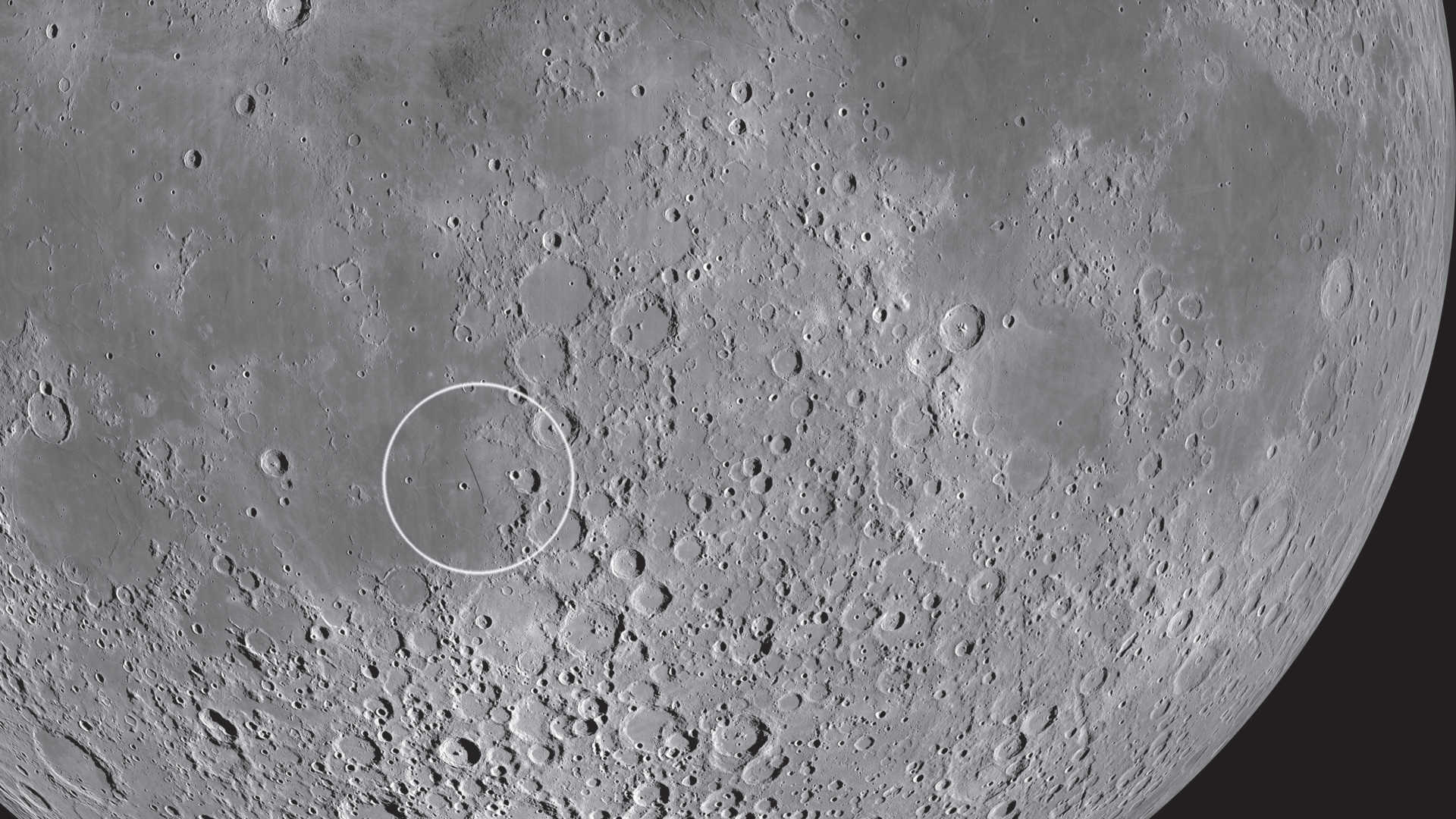 La fina línea oscura de Rupes Recta destaca claramente. NASA/GSFC/Universidad Estatal de Arizona