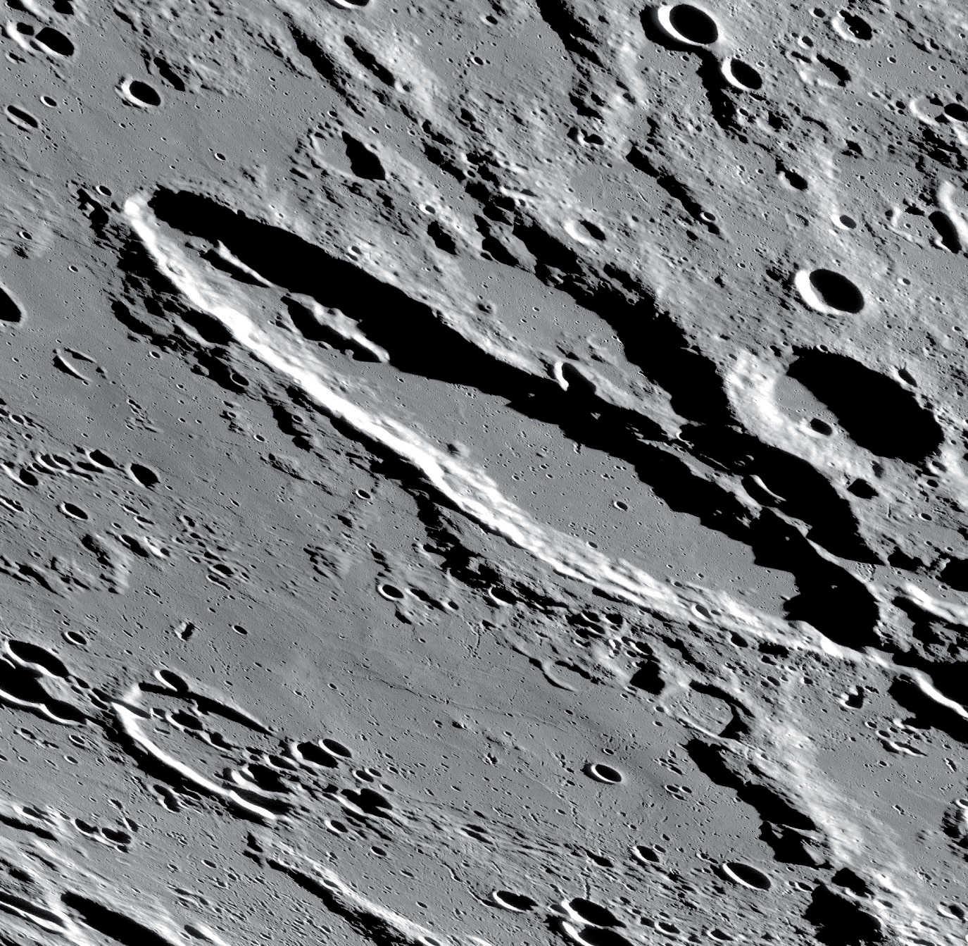 También llama la atención la alargada cadena montañosa en la mitad noroccidental del cráter. NASA/GSFC/Universidad Estatal de Arizona