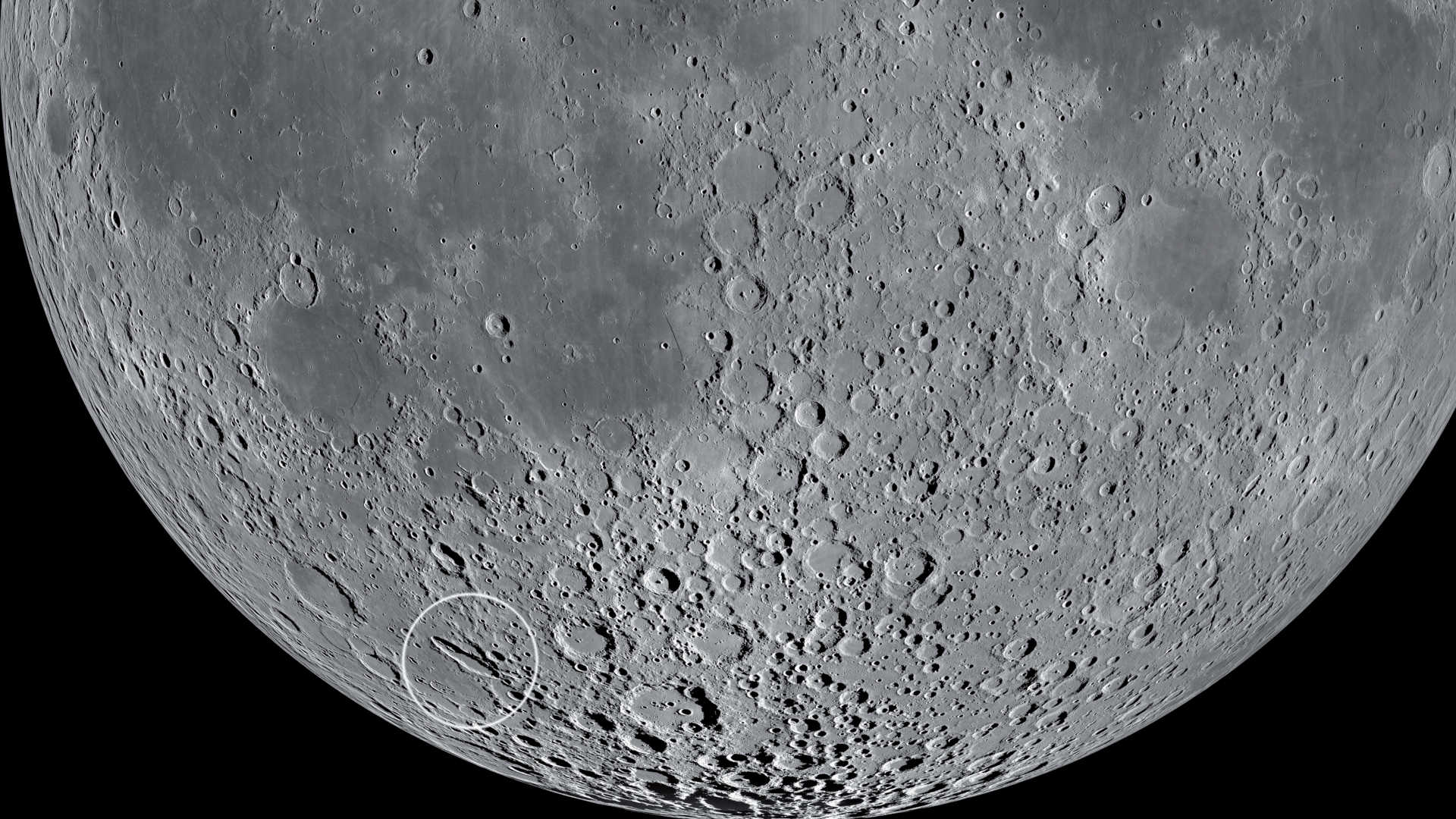 Con un diámetro de 70 ×180 km, Schiller presenta una forma claramente elíptica. NASA/GSFC/Universidad Estatal de Arizona