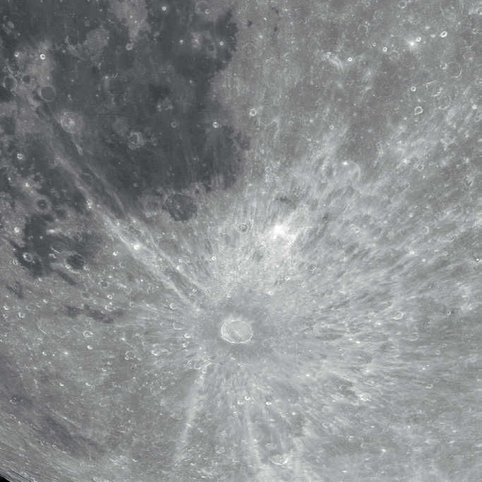 Cientos de finos "hilos radiales" salen del cráter Tycho, de 86 km. Mario Weigand