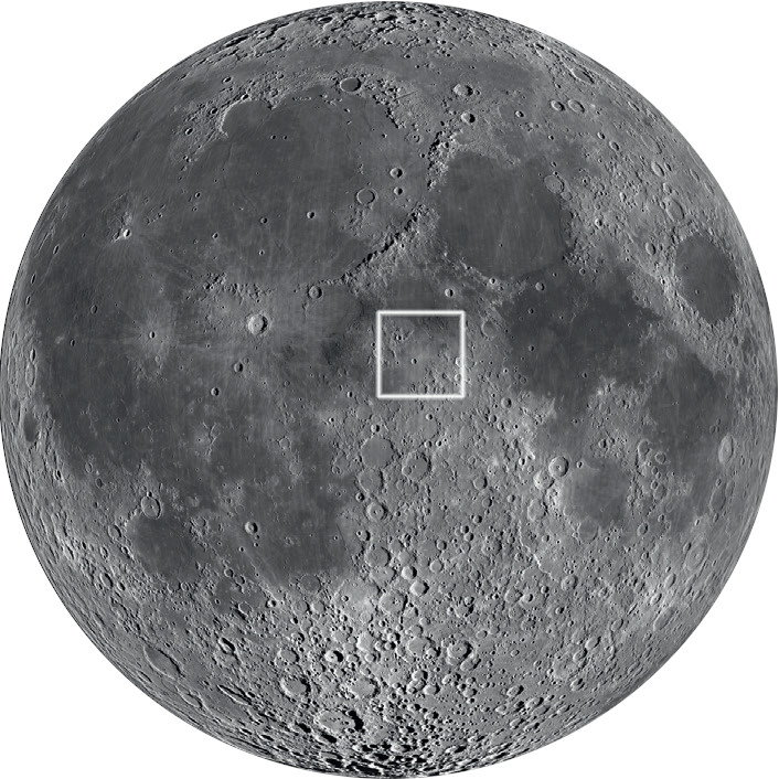Ambas grietas se encuentran casi exactamente en el centro de la Luna. NASA