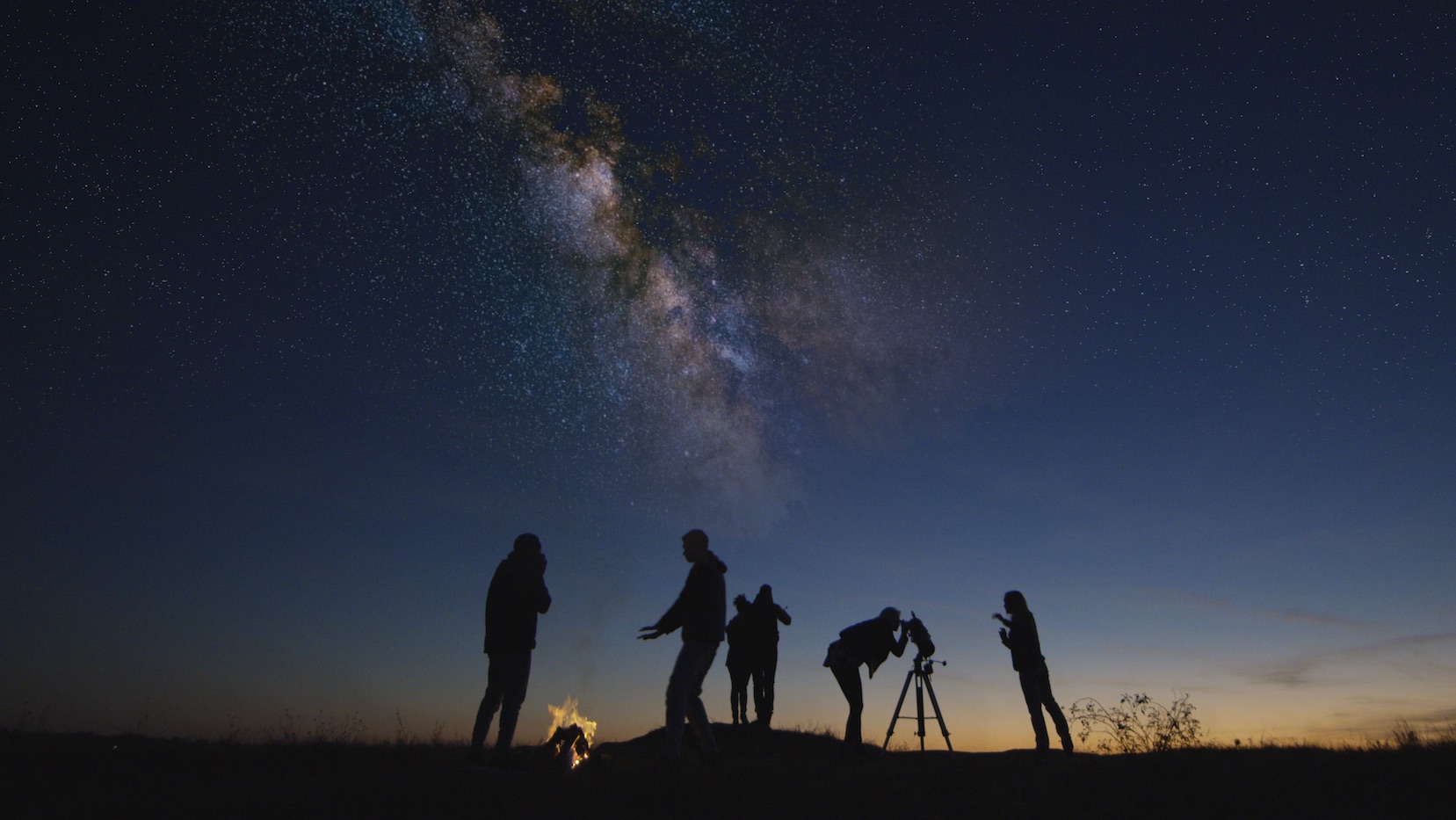Compartir las maravillas del cielo nocturno con amigos y familiares. Imagen de archivo de Frame/Shutterstock.com