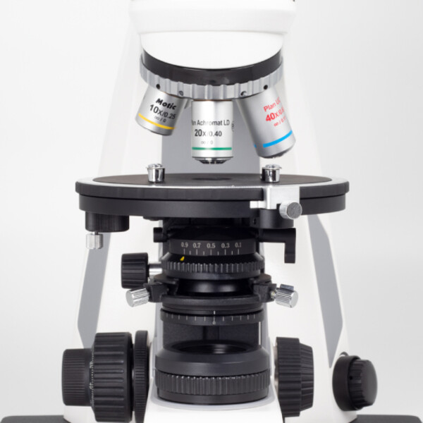Motic Microscopio Panthera TEC POL Epi, trino, infinito, plano, acromático, 50x-400x, 10x/20 mm, halógeno/LED