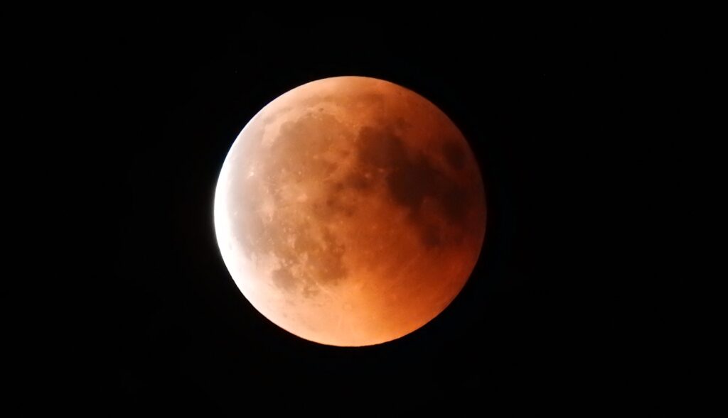 Eclipse lunar poco antes de finalizar