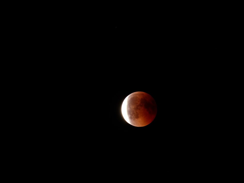 Der Mond beim Austritt aus dem Kernschatten